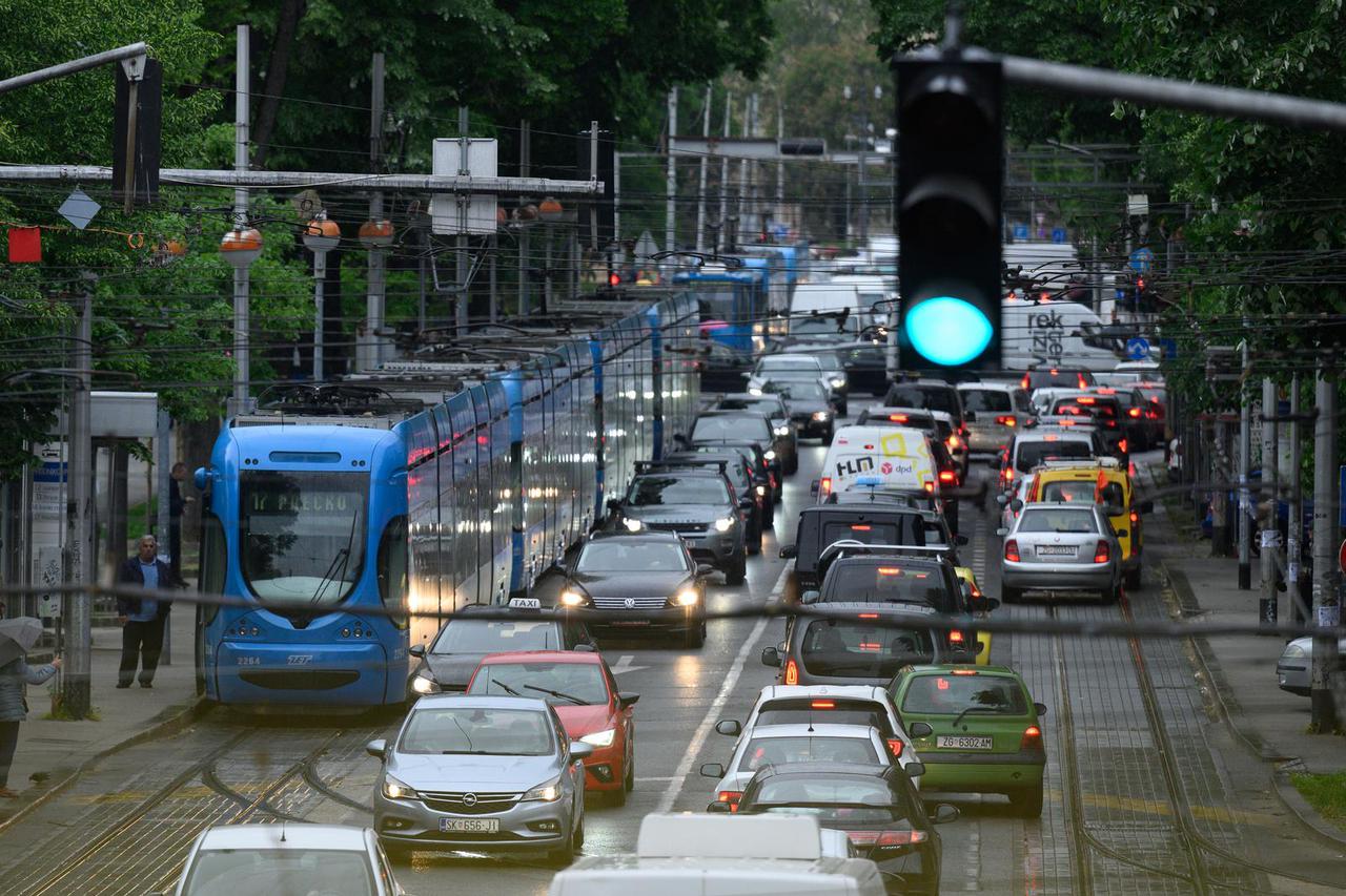 

Zagreb: Velika prometna gužva i zastoj tramvaja u Savskoj ulici