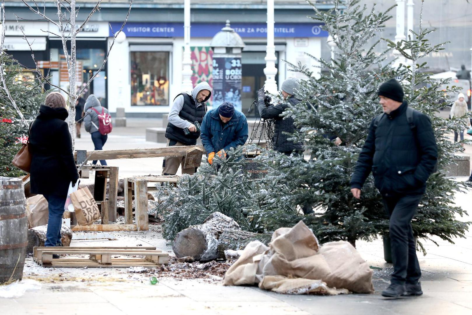 13.12.2022., Zagreb -Zbog planiranog doceka nogometne reprezentacije nakon Svjetskog prvenstva uklanjaju se bozicne dekoracije sa Trga bana Jelacica. Photo: Patrik Macek/PIXSELL