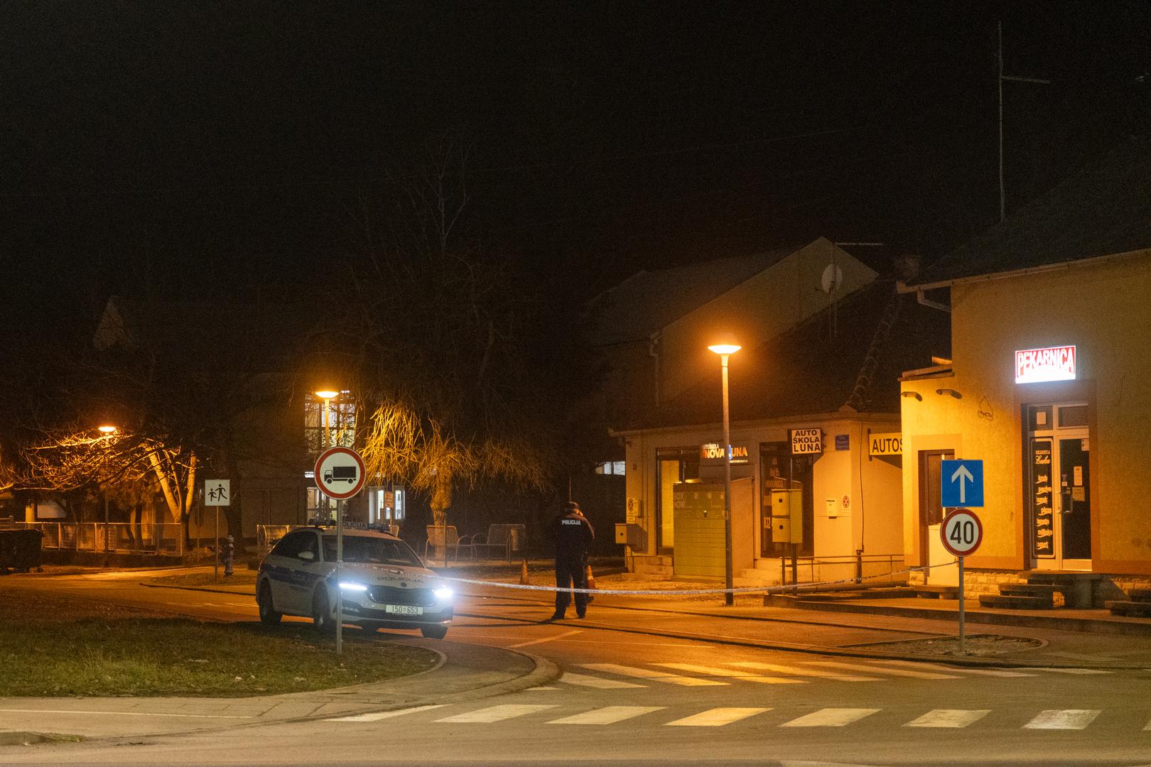 21.01.2024., Vukovar -  Policija je zatvorila ulicu Stjepana Filipovića u kojoj se nalazi Ekonomska skola, ispred koje je dojavljeno da se nalazio eksplozivni uredaj, policijski ocevid je u tijeku Photo: Borna Jaksic/PIXSELL