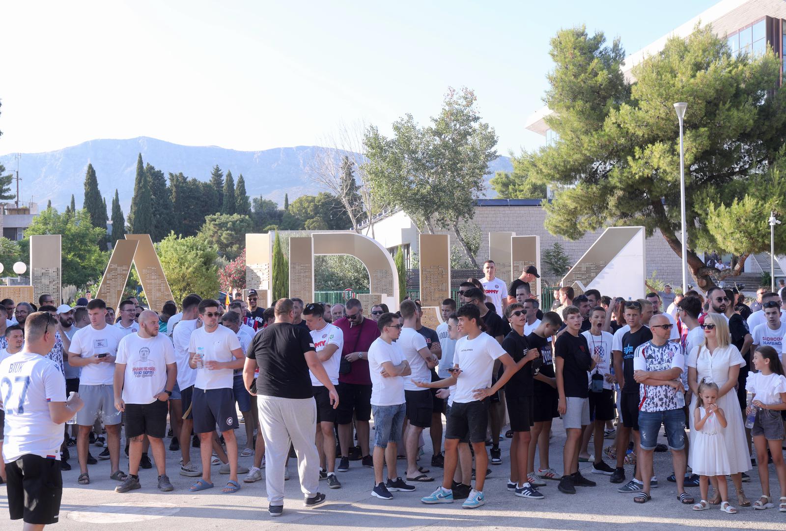 21.07.2024.,Split-Okupljanje navijaca Hajduka pred fan shopom povodom dolaska Ivana Rakitica.  Photo: Ivo Cagalj/PIXSELL