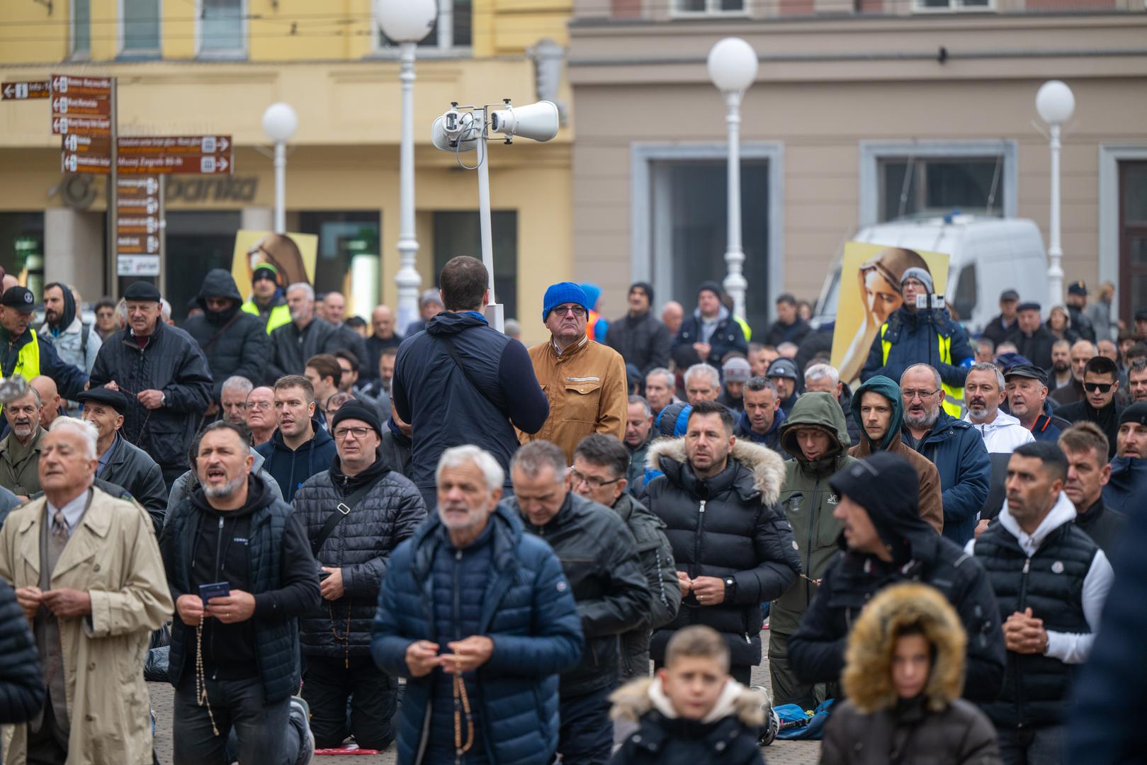 Stigli su već oko osam sati, ogradili se transparentima te spustili na koljena i počeli moliti. Već mjesecima, naime, traje ovaj događaj, a privukao je pažnju velikog dijela javnosti te doveo do još jedne u nizu polarizacija u društvu, a ponajviše zbog nakana u molitvi koji su jednima borba za očuvanje tradicije, obitelji i kršćanstva, dok drugima jako mirišu na negiranje ženskih prava.