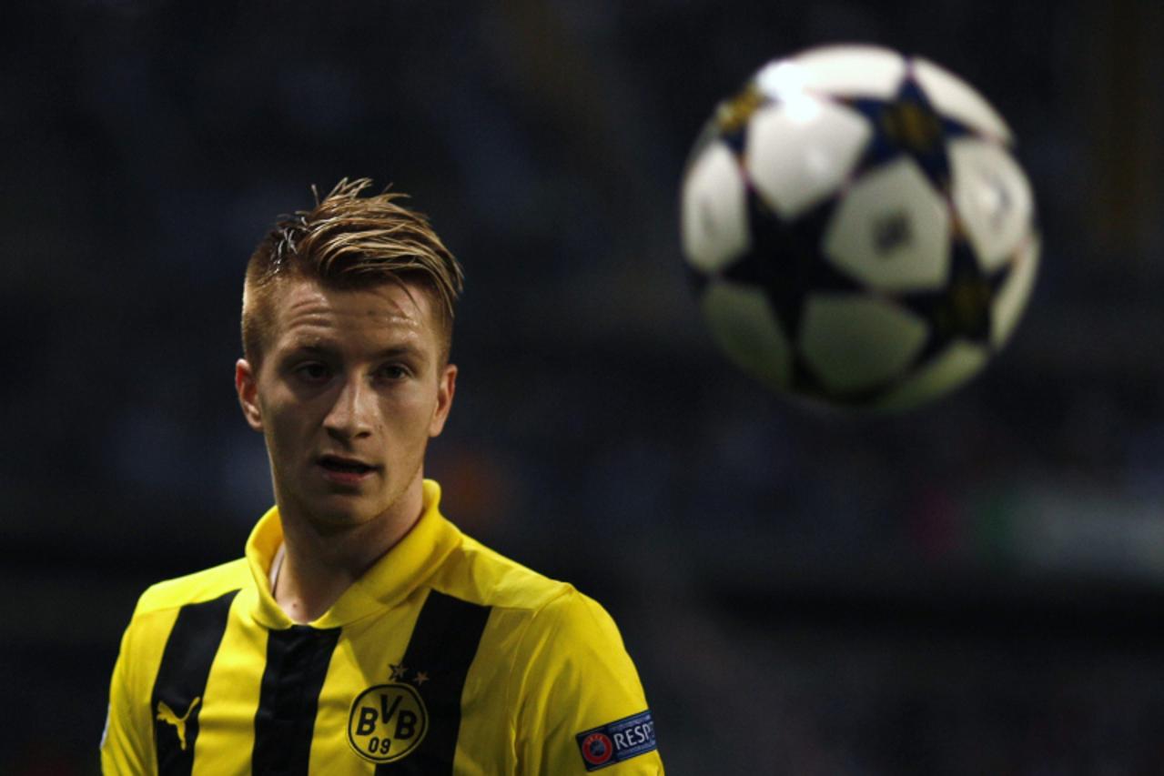 'Borussia Dortmund\'s Marco Reus watches the ball during the team\'s Champions League quarter final first leg soccer match against Malaga at La Rosaleda stadium in Malaga, April 3, 2013.   REUTERS/Jon