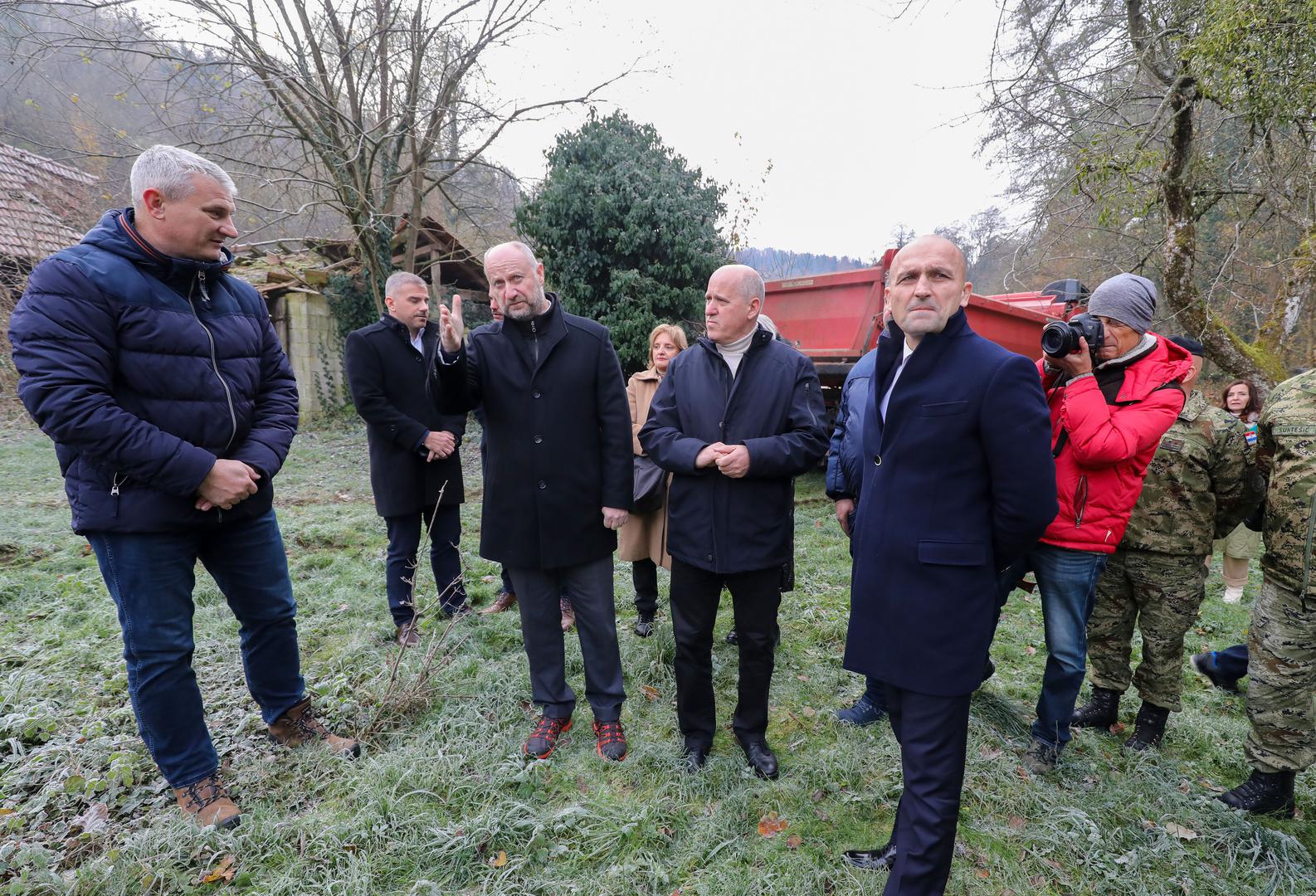 27.11.2023.,Donja Stubica - Potpredsjednik Vlade Branko Bacic i ministar obrane Ivan Anusic u drustvu zupana Krapinsko-zagorske zupanije Zeljka Kolara nazocili su uklanjanju kuce koja je nastradala u potresu na lokaciji Donja Podgora 113. Kuca je tesko pristupna pa je vojska izgradila most kako bi se lakse pristupilo lokaciji. Photo: Jurica Galoic/PIXSELL