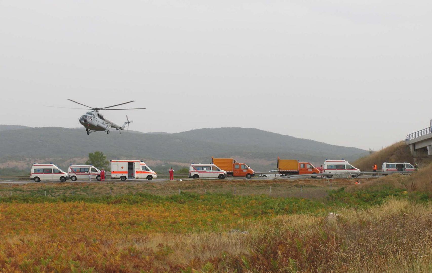 Došlo je i 15-ak vozila Hitne pomoći te helikopter koji je prevozio najteže ozlijeđene.