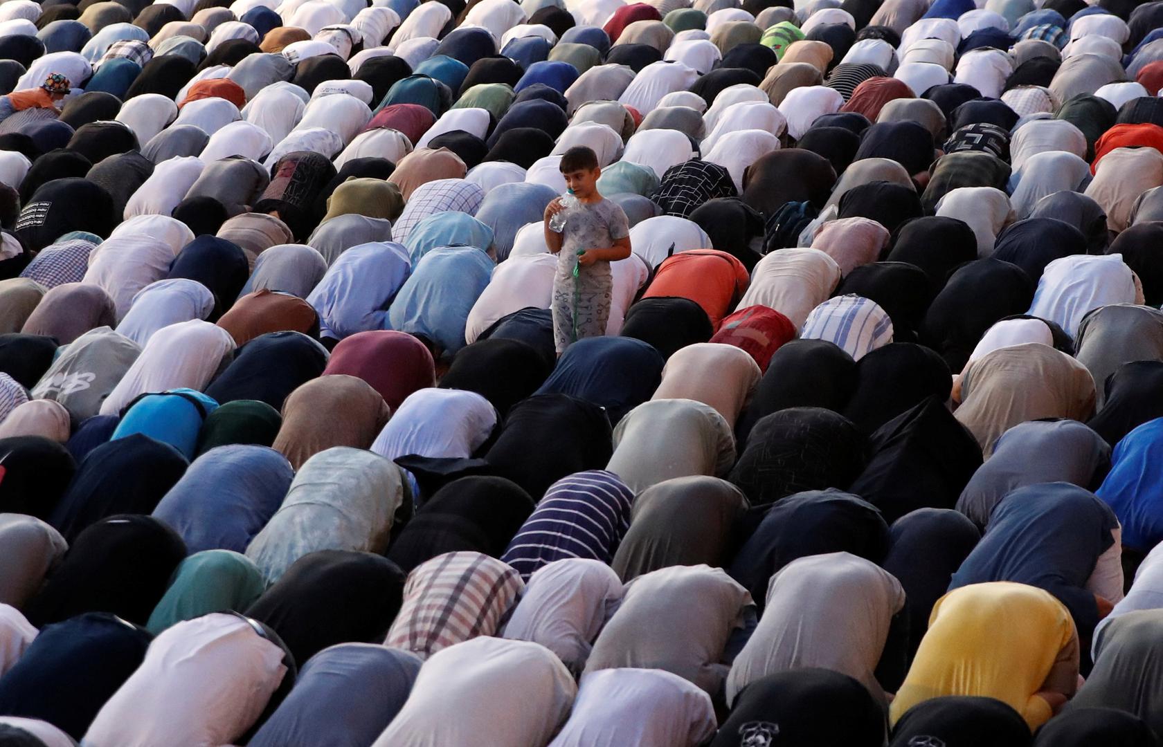 Pro-Palestinian demonstrators perform the evening prayer before attending a rally to protest the assassination of Hamas leader Ismail Haniyeh in Iran, in Istanbul, Turkey July 31, 2024. REUTERS/Dilara Senkaya Photo: DILARA SENKAYA/REUTERS