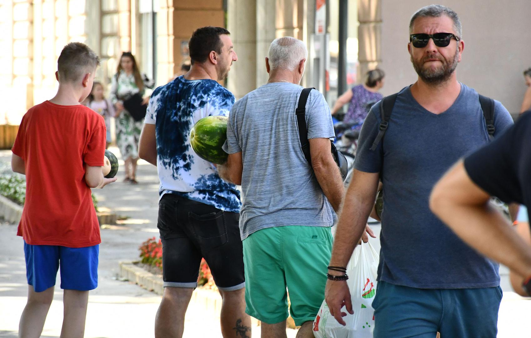 01.08.2024., Virovitica - Podravski povrtlari besplatno su od 14 sati na virovitickom Trgu kralja Tomislava dijelili povrce zainteresiranim gradjanima u znak protesta zbog nerjesavanja problema s nelojalnom konkurencijom, odnosno privilegiranja uvoznog povrca na trzistu. Photo: Ivica Galovic/PIXSELL