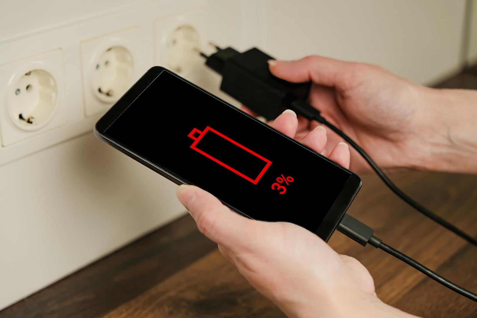 Koristite provjerene kabele za punjenje: "Jedan od najzanemarenijih načina trošenja baterije vašeg uređaja je korištenje jeftinih kabela trećih strana za punjenje vašeg telefona. Uvijek se pokušajte držati renomiranih i pouzdanih kabela, poput onih od proizvođača vašeg telefona. Punjač od tri metra koji ste pronašli negdje na internetu može biti primamljiv, ali bi također mogao isprazniti bateriju vašeg telefona, stoga ga se klonite!", savjetuje stručnjak. 