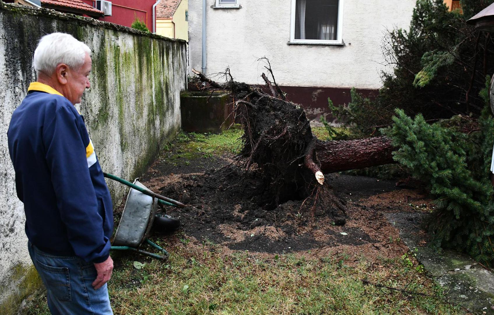 19.07.2023., Slavonski Brod - Posljedice razornog nevremena u Slavonskom Brodu Photo: Ivica Galovic/PIXSELL