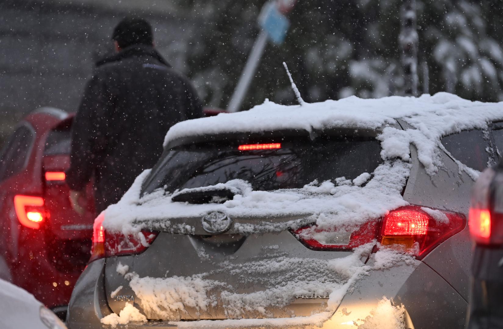 Za karlovačko i zagrebačko područje upaljen je žuti meteoalarm te bi ondje moglo pasti do 25, odnosno 15 centimetara snijega. 