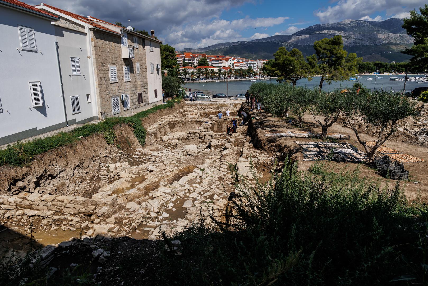 26.09.2024., Stobrec  - Prapovijesno Arheolosko nalaziste u centru Stobreca posjetila je ministrica Nina Obuljen Koezinek u pratnji Marine Ugarkovic. Photo: Zvonimir Barisin/PIXSELL