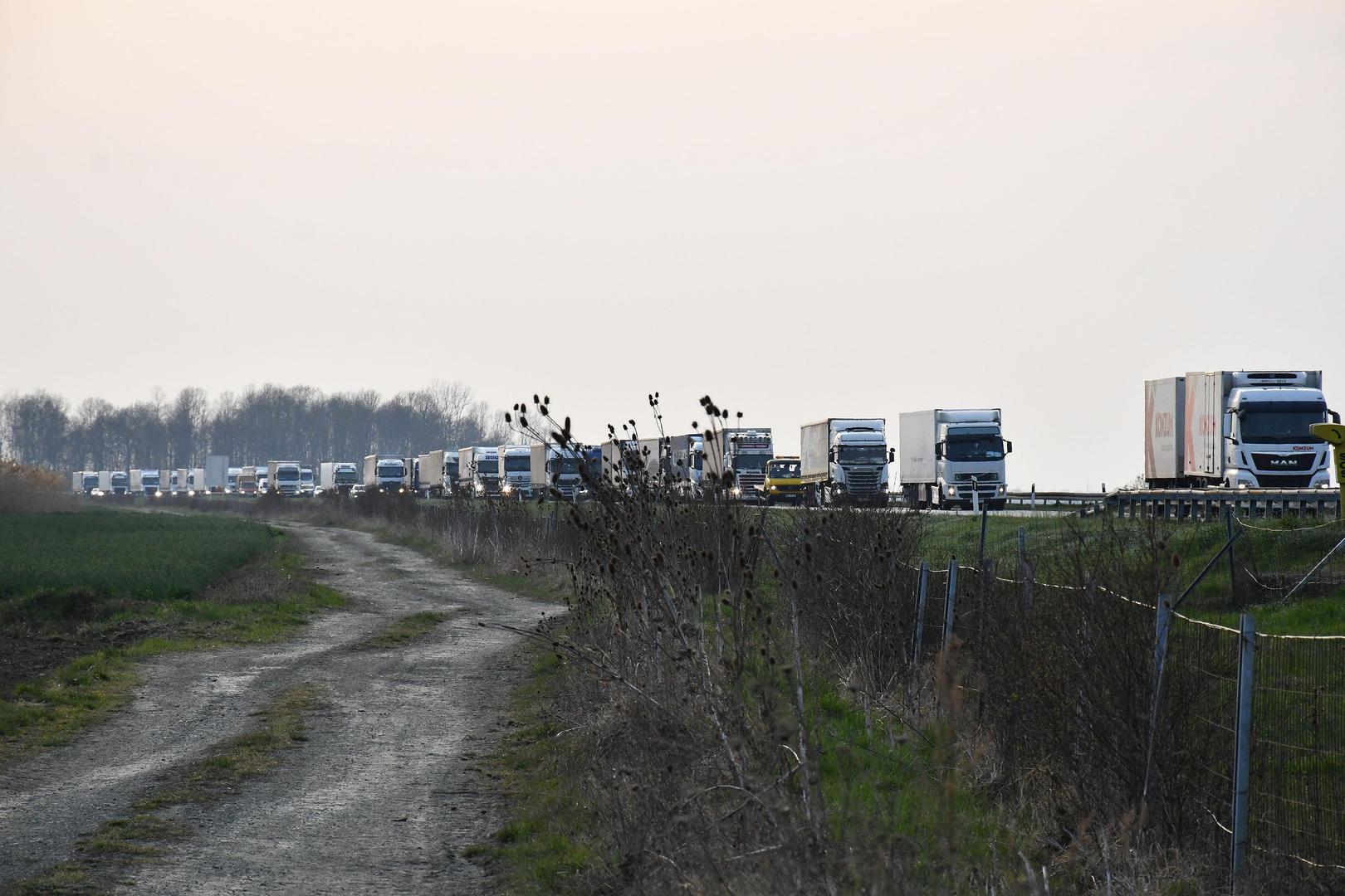 29.03.2022., Nova Gradiska - Pozar teretnog automobila na autocesti A3 kod Nove Gradiske. Teretnim ​vozilom koje je u potpunosti izgorjelo upravljao ​je ​dr​z​avljanin Republike Srbije (r. 1979.), koji nije ozlije​dj​en. Zbog sigurnosnih razloga, ju​z​ni kolni​c​ki trak autoceste A3, bio je zatvoren za odvijanje prometa od 16.50 do 17.30 sati, ​a policijski slu​z​benici osiguravaju proto​c​nost prometa pretjecajnom kolni​c​kom trakom.​U tjjeku je ocevid. Photo: Ivica GalovicPIXSELL/PIXSELL