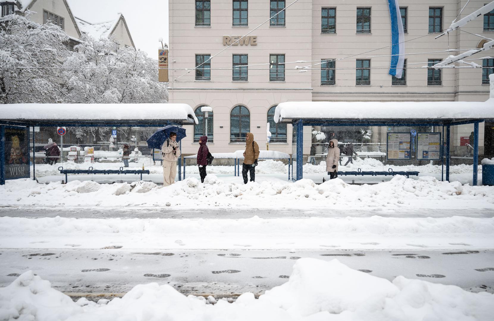 02 December 2023, Bavaria, Munich: Passengers wait at the main station at a streetcar stop, which is not running due to heavy snowfall. Snow and ice have caused chaos on the roads and on the railroads in southern Bavaria. Photo: Lukas Barth/dpa Photo: Lukas Barth/DPA