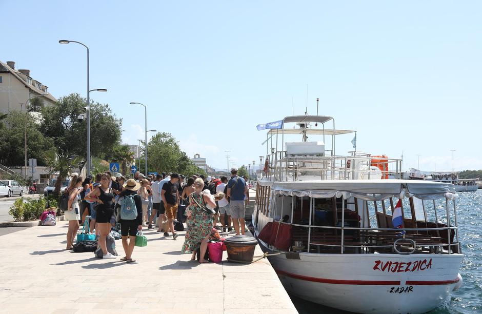 Šibenik: Sudeći po gužvama na brodskim i trajektnim linijama, turistička sezona je još uvijek u puno jeku