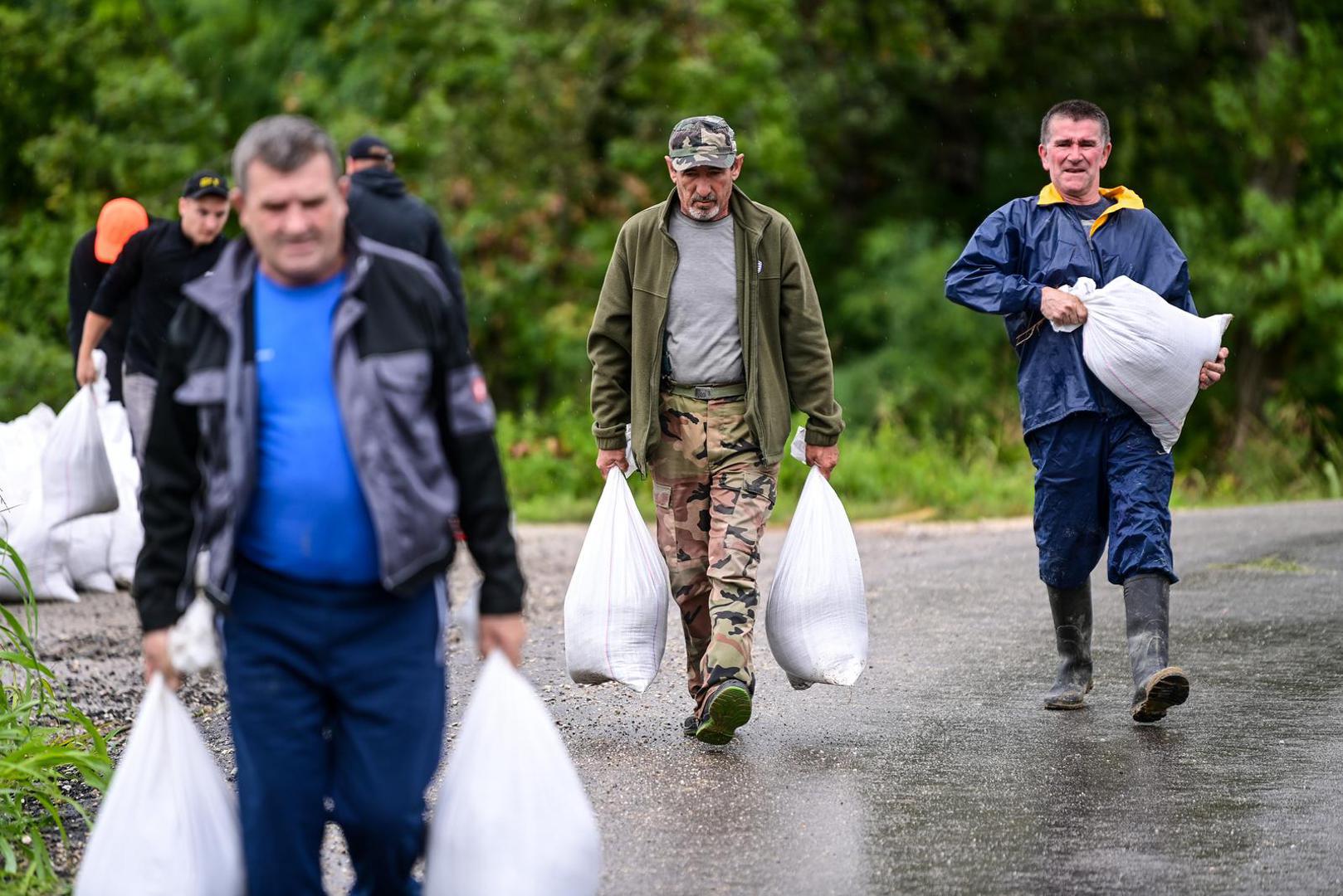 06.08.2023., Zagreb -  Uvedeno je izvanredno stanje obrane od poplava u naseljima oko Rugvice. Stanovnici Narta Savskog pune vreće pijeska kako bi zaštitili svoje kuće. Photo: Igor Soban/PIXSELL