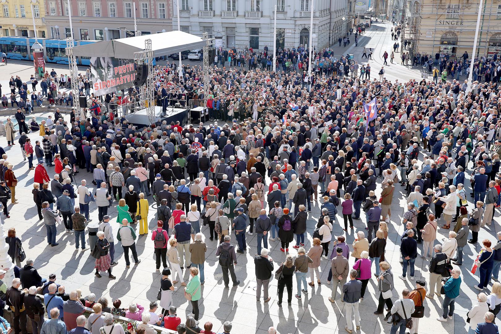 01.10.2024., Zagreb - Na Trgu bana Jelacica odrzan je prosvjed umirovljenika "Protiv siromastva" u organizaciji Bloka umirovljenici zajedno (BUZ). Photo: Patrik Macek/PIXSELL