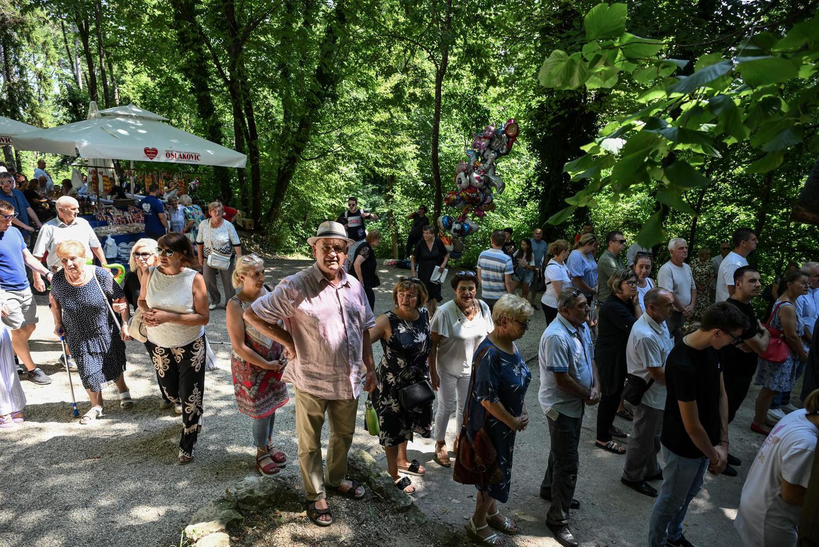 A tradicionalno, u nedjelju, odnosno danas na Anindolu se održava proštenje. Mise u kapeli svete Ane su u 8:00, 9:30, 11:00 i 17:00 sati. Tijekom svih svetih misa na Anindolu bit će moguća i sveta ispovijed. Mise u župnoj crkvi bit će u 8:00 i u 19:00 sati.