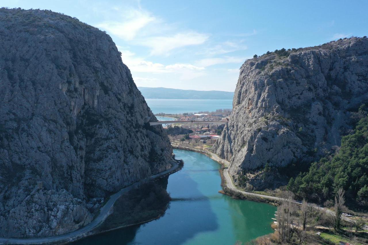 Pogled iz zraka: Spojen most u Omišu, traju zadnje pripreme za svečano otvorenje