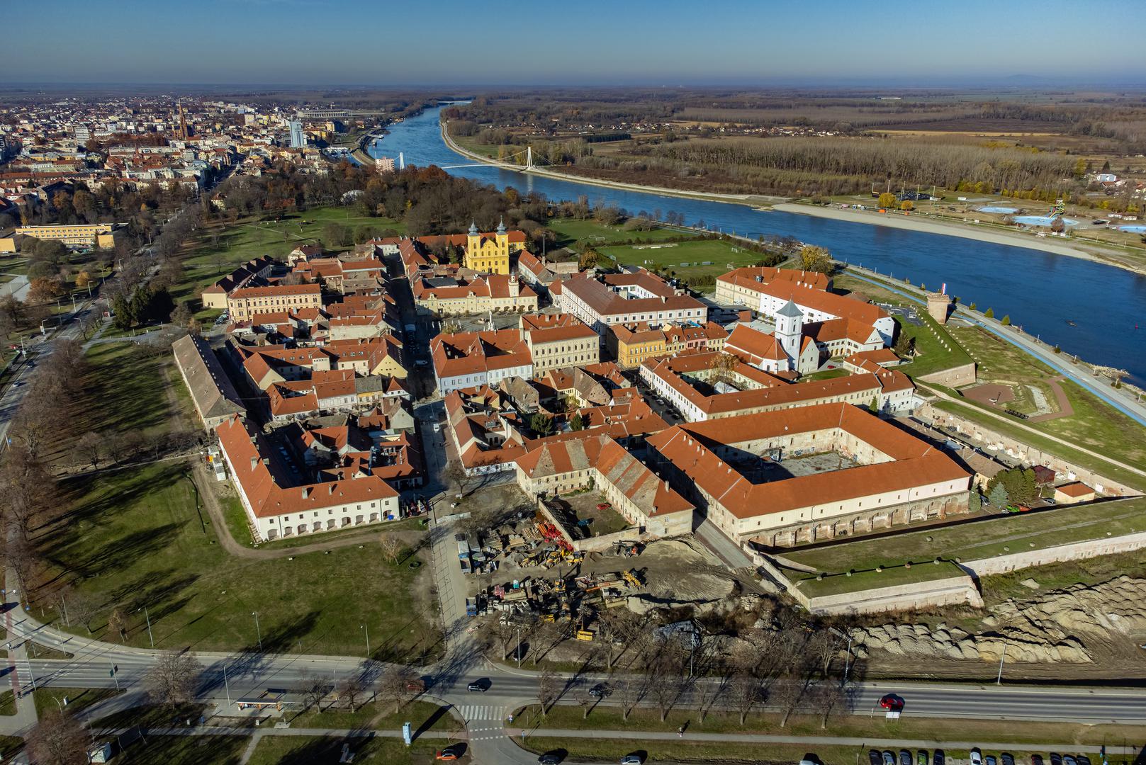 21.11.2021.,Osijek - Osjecka Tvrdja i dio grada Osijeka uz mostove na rijeci Dravi. Photo: Davor Javorovic/PIXSELL