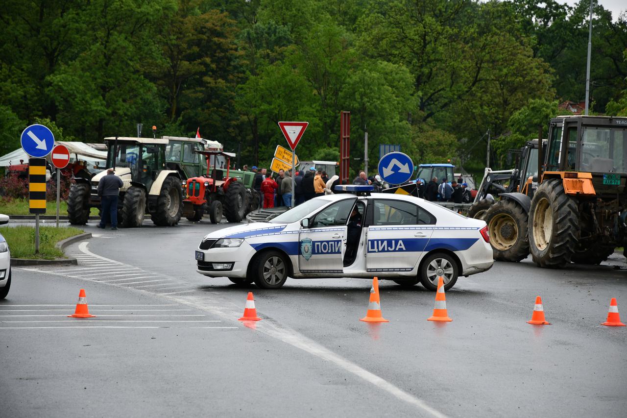 Prosvjedi poljoprivrednika u Srbiji, traktorima blokirali prometnice 