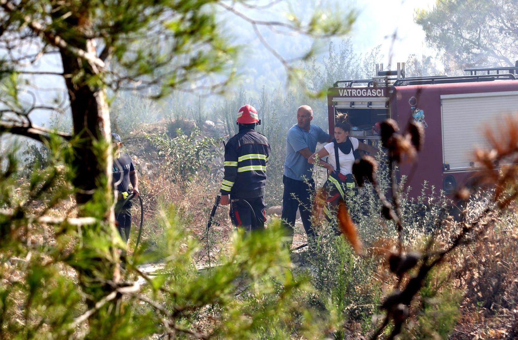 Situacija je prijepodne stavljena pod kontrolu, no nažalost na području Tučepa poslijepodne došlo je do aktivacije dijela požarišta