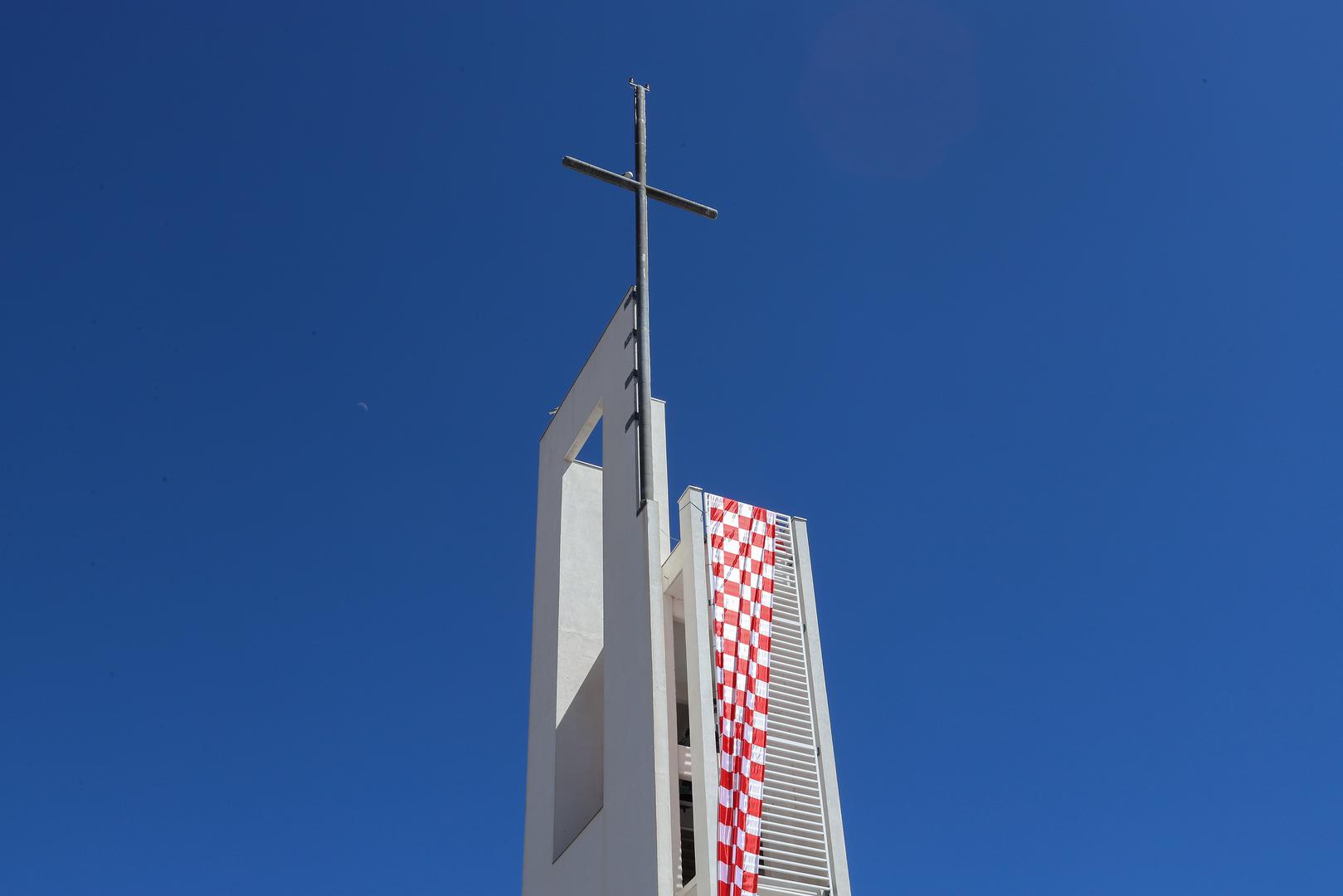 Na Visokoj se očito pripremaju za nogometno ludilo, a ogromna zastava pruža podršku vatrenima.