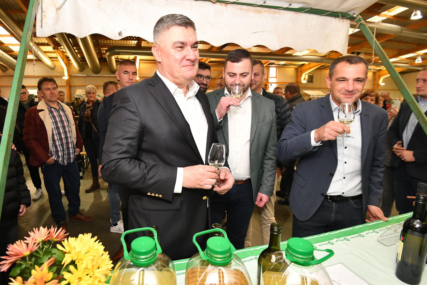 Predsjednik je prije ceremonije, u društvu načelnika Nedelišća Nikole Novaka i župana Međimurske županije Matije Posavca, obišao gotovo sve izlagače, a fotografirao se s gotovo svakim posjetiteljem koji je htio ovjekovječiti sebe i predsjednika. Kasnije je pratio ceremonijal krštenja mošta u vino.