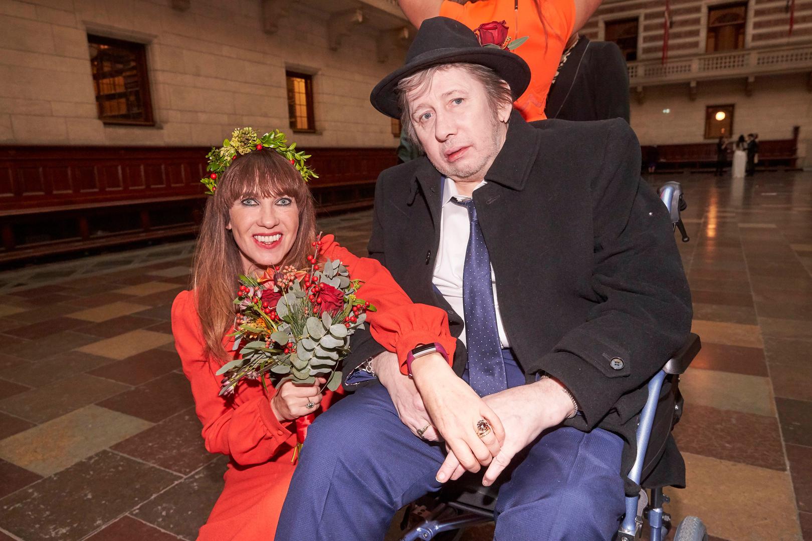 Shane MacGowan, pjevač i tekstopisac Poguesa, stupio je brak s dugogodišnjom djevojkom Victorijom Clarke. Svadba je u bila Kopengahanu, a  Shane je na vjenčanju nosio papuče. Deppov dolazak potvrdila je tek dan ranije Shaneova buduća supruga za irski Independent.   