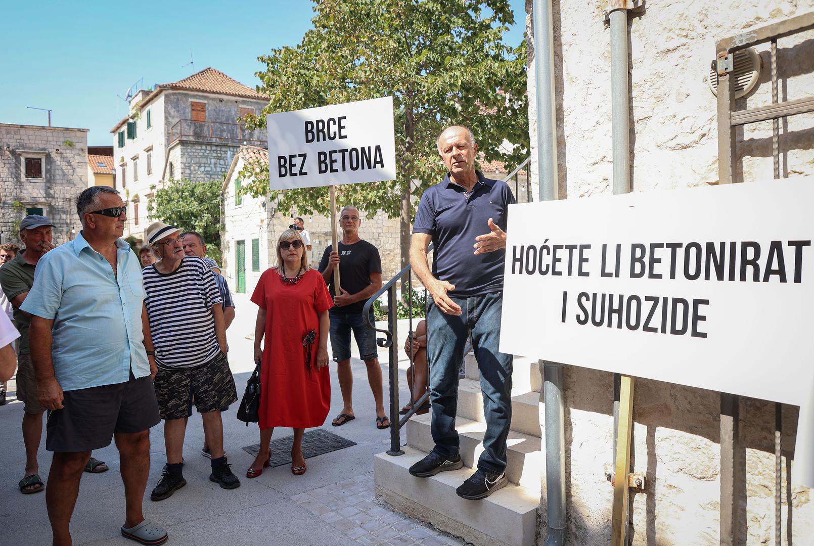 04.09.2024.,Kastel Luksic - Centar mjesta njihov trg takozvano Brce dobilo je novi sjaj i to betonski proti svega se mjestani obliznjih kamenih kuca bune. Mjestani moraju zvat konzervatore za svaku promjenu na vlastitoj kuci a onda im drzava unisti okucnicu. Photo: Ivana Ivanovic/PIXSELL