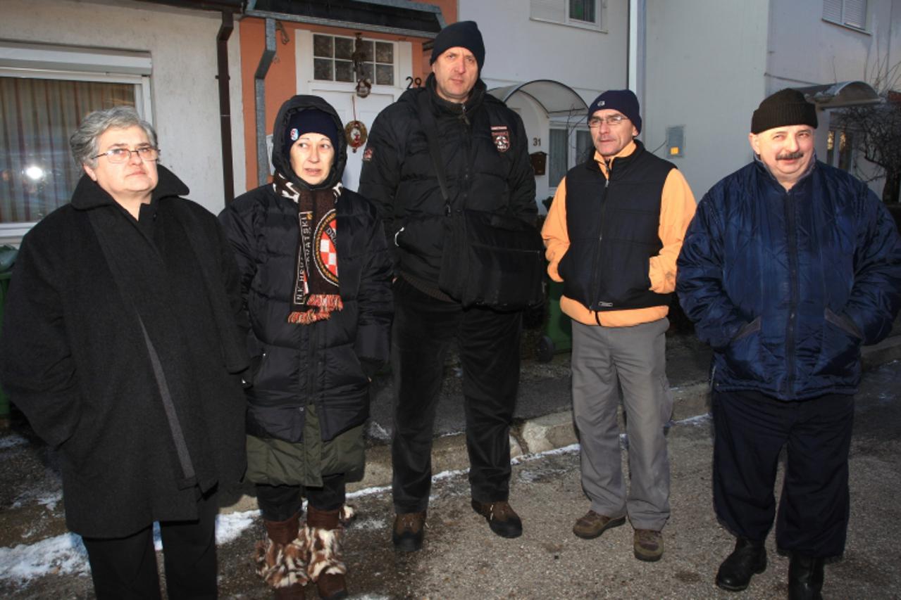 '28.12.2010.Zagreb, Hrvatska -  Karlovacka ulica, Velika Gorica.Gradonacelnik Velike Gorice, Drazen Barisic posjetio je zgarista sinocnjeg pozara koji je progutao domove cetvero obitelji.Jasminka Turk