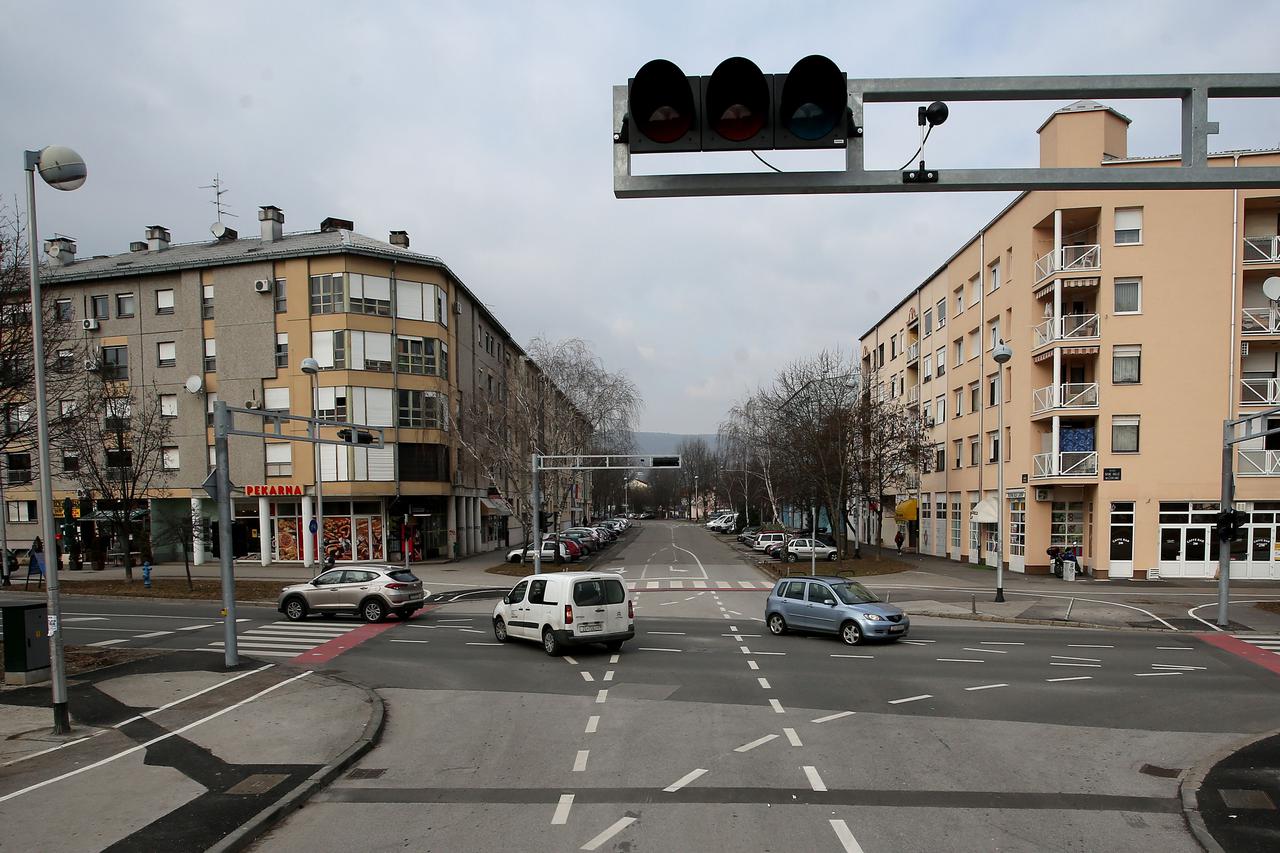 08.02.2017., Zagreb - Na krizanju ulice Ivane Brlic Mazuranic s ulicama Marina Tartaglie i Matije Vlacica Ilirika postavljen je semafor prije tri mjeseca, ali jos nije ukljucen. Photo: Igor Kralj/PIXSELL