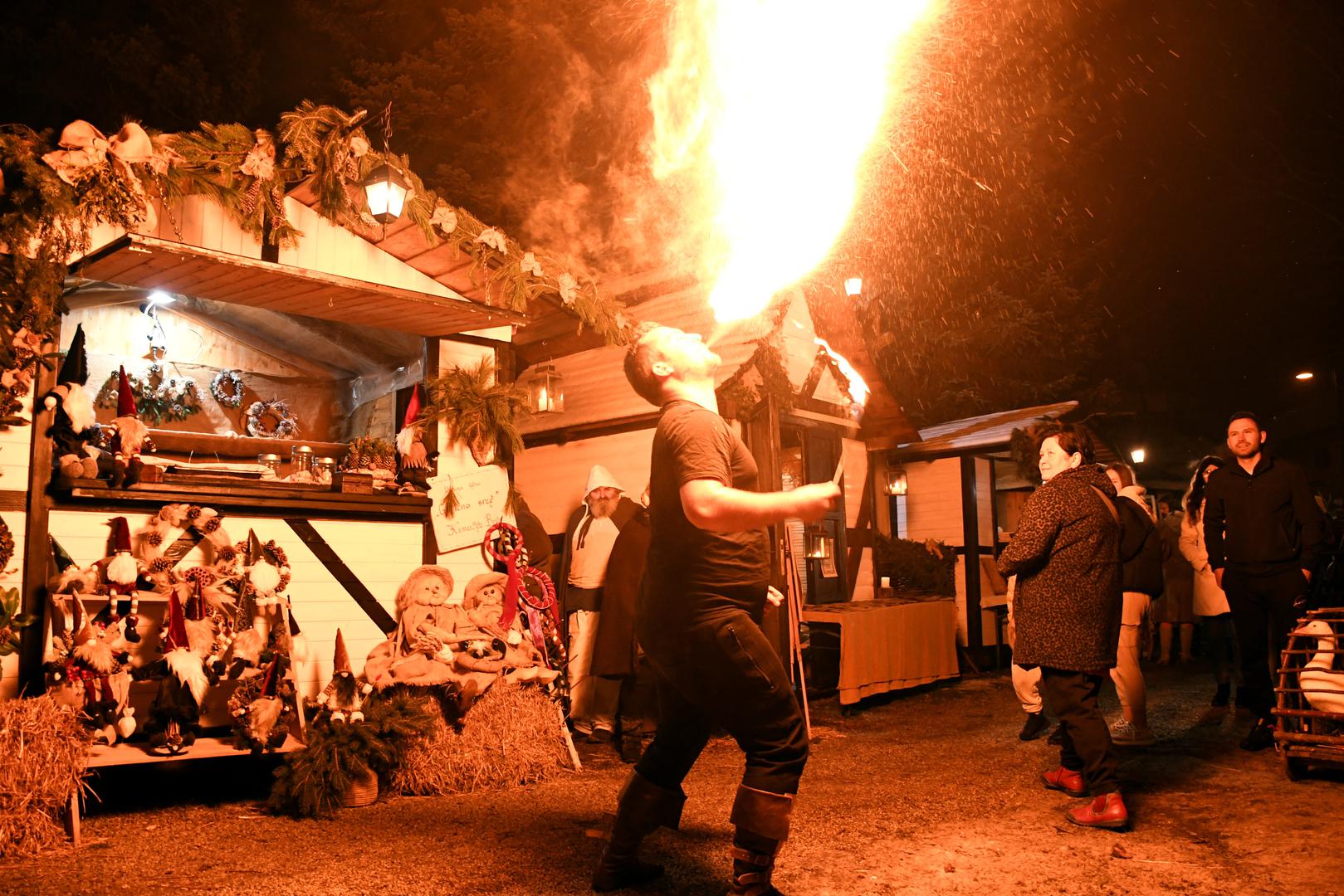 NA NAJSTARIJEM TRGU u gradu, Brozovićevu trgu, traje srednjovjekovni advent. Svi sudionici, gutači vatre, dvorske lude, mušketiri, haramije, lakrdijaši, zabavljači, pa i kupači
na ništici u srednjovjekovnom jacuzziju, maskirani su u odjeću iz tog doba, a čini se kao da ste doputovali vremeplovom ili ste na setu filma o Robinu Hoodu
