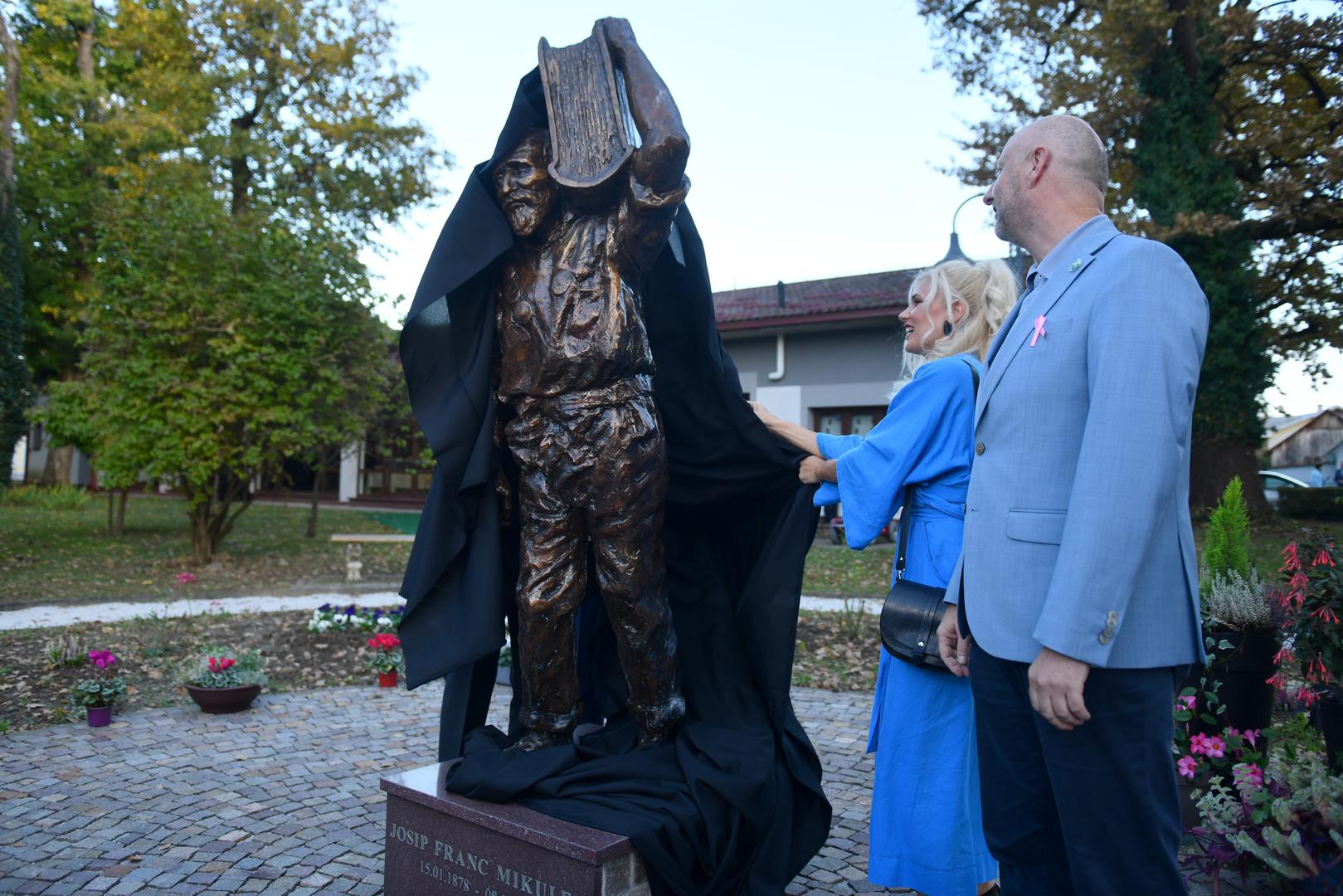 9.10.2024., Park Vranyczany, Oroslavje, Hrvatska - Otkrivanje spomenika Josipu Mikulcu, prvom hrvatskom influenseru, poznatom kao Joza Putnik, autorice Adne Bakije, akademske kiparice. Photo: Josip Mikacic/PIXSELL