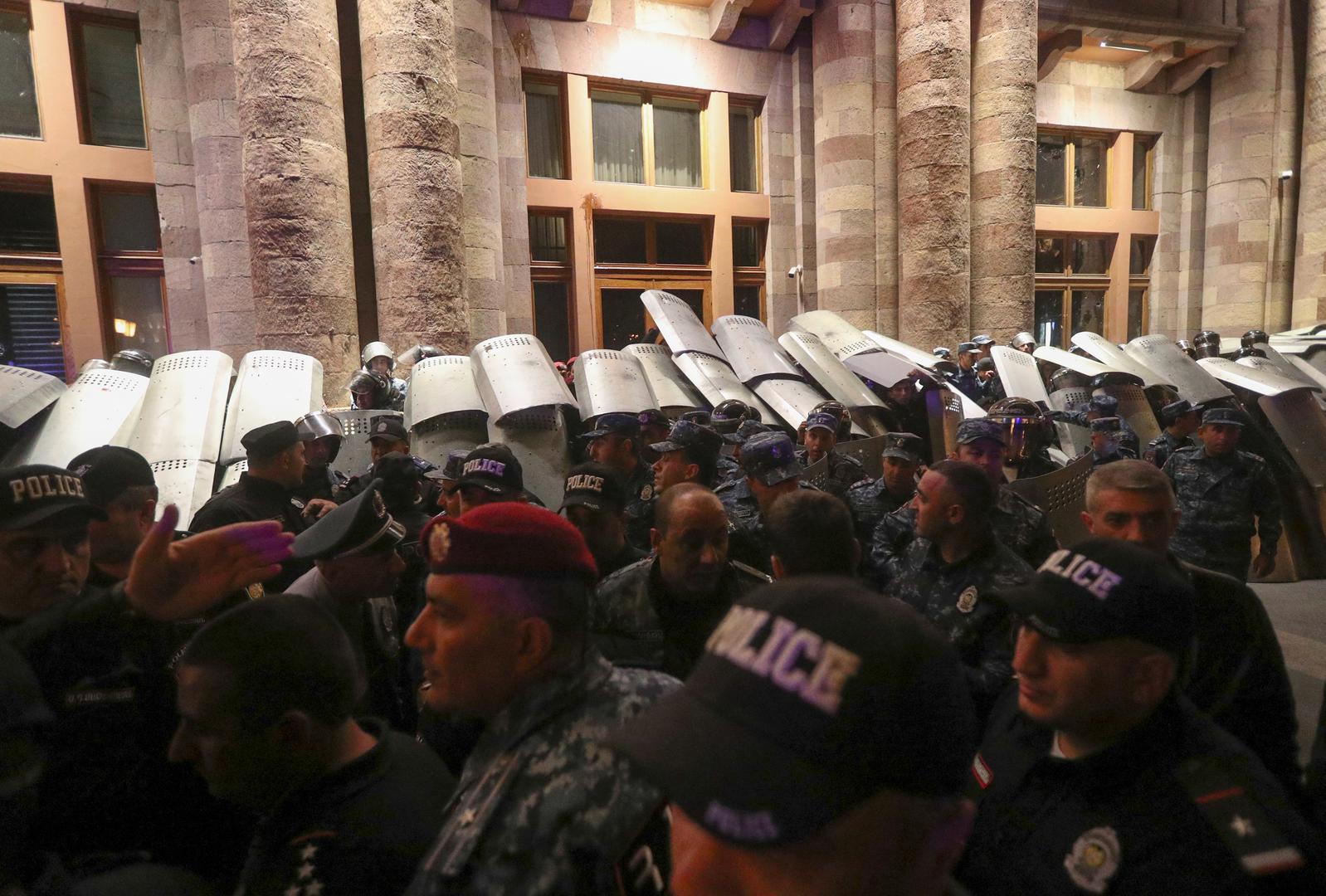 Law enforcement officers stand guard near the government building during a rally to support ethnic Armenians in Nagorno-Karabakh following Azerbaijani armed forces' offensive operation executed in the region, in Yerevan, Armenia, September 20, 2023. REUTERS/Irakli Gedenidze Photo: IRAKLI GEDENIDZE/REUTERS