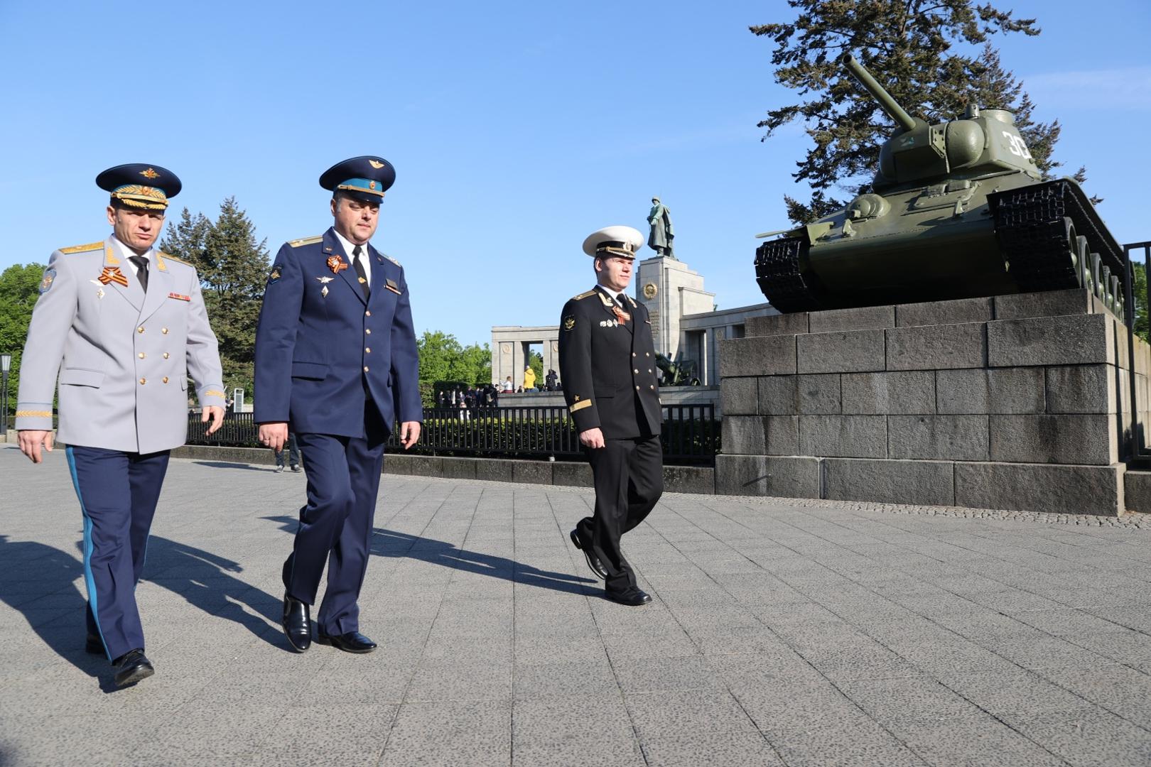 Events commemorating the end of World War Two in Berlin Russian soldiers take part in celebrations to mark Victory Day and the 75th anniversary of the end of World War Two at the Soviet War Memorial at Tiergarten Park in Berlin, Germany, May 8, 2020. REUTERS/Fabrizio Bensch FABRIZIO BENSCH