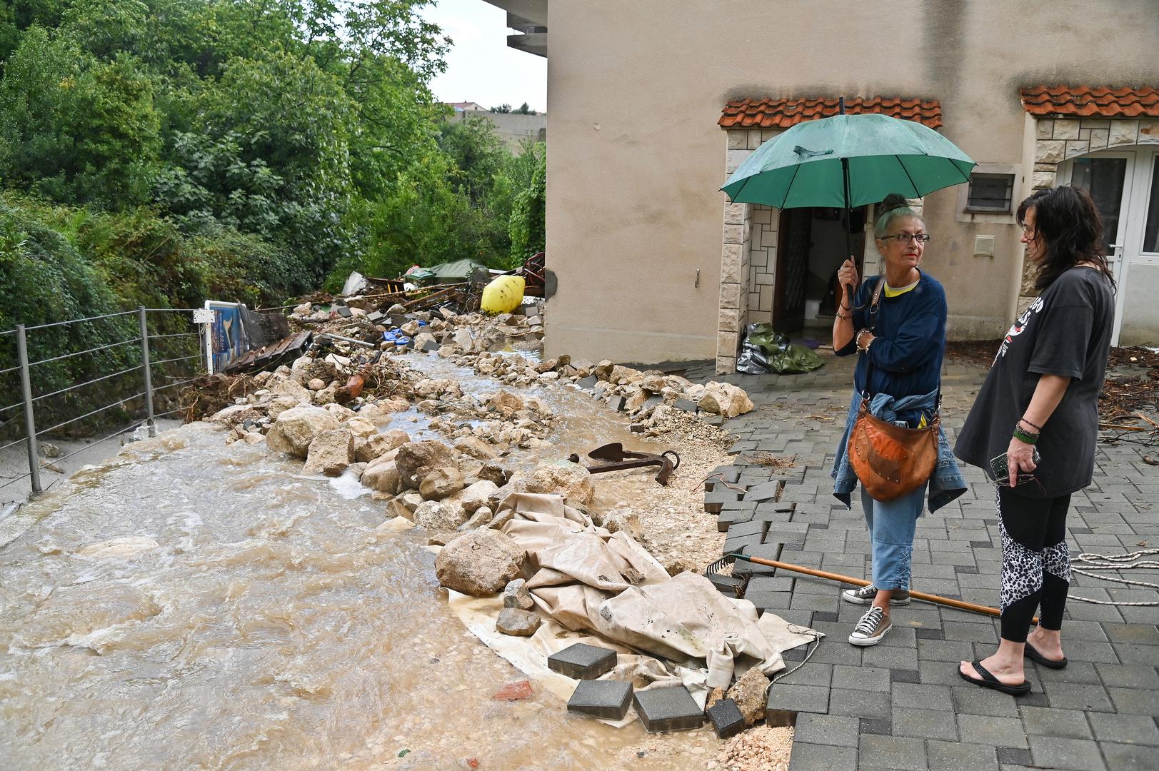 05.10.2024., Podgora - Jako nevrijeme gdje je palo do 140 litara kise po cetvornom metru strovilo je bujice na ulicama Podgore. Photo: Matko Begovic/PIXSELL