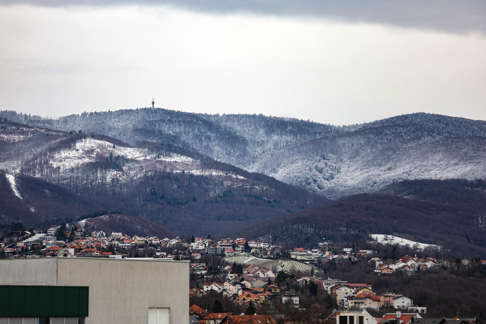 Palo je nekoliko centimetara snijega, a hladno vrijeme nastavit će se i sutra.