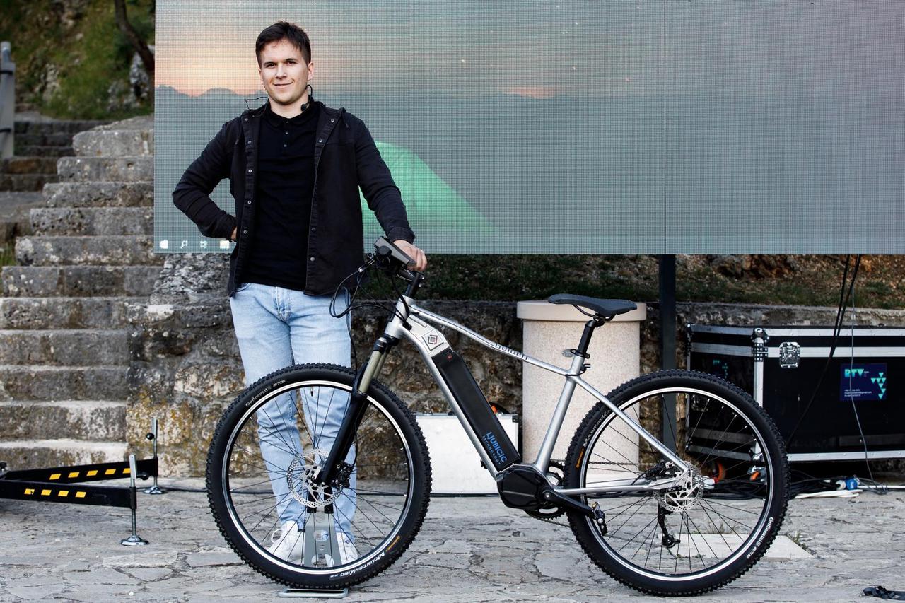 Imotski: Mladi inovator Mario Ljubičić predstavio  električni bicikl vodič