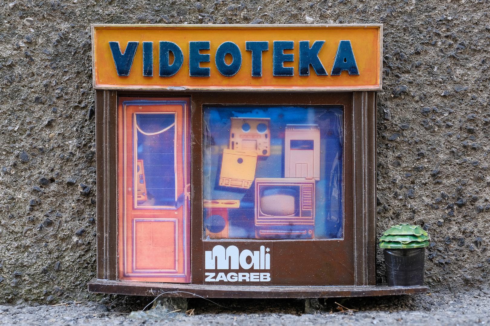 Kako su nekada izgledali izlozi zagrebačkih prodavaonica i obrta, poput foto ateljea, videoteka, ribarnica, urara... podsjetit će vas minijature koje ovih dana privlače poglede brojnih prolaznika.

