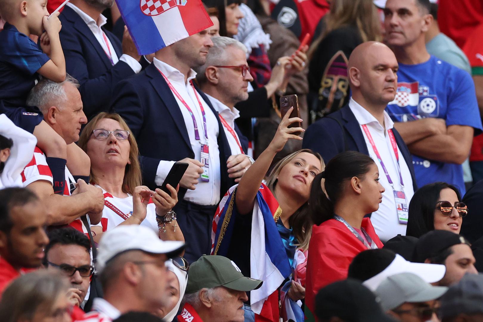 Luka ima i stariju sestru, Jasminu koja se udala. Preziva se Plecić i živi u Zadru