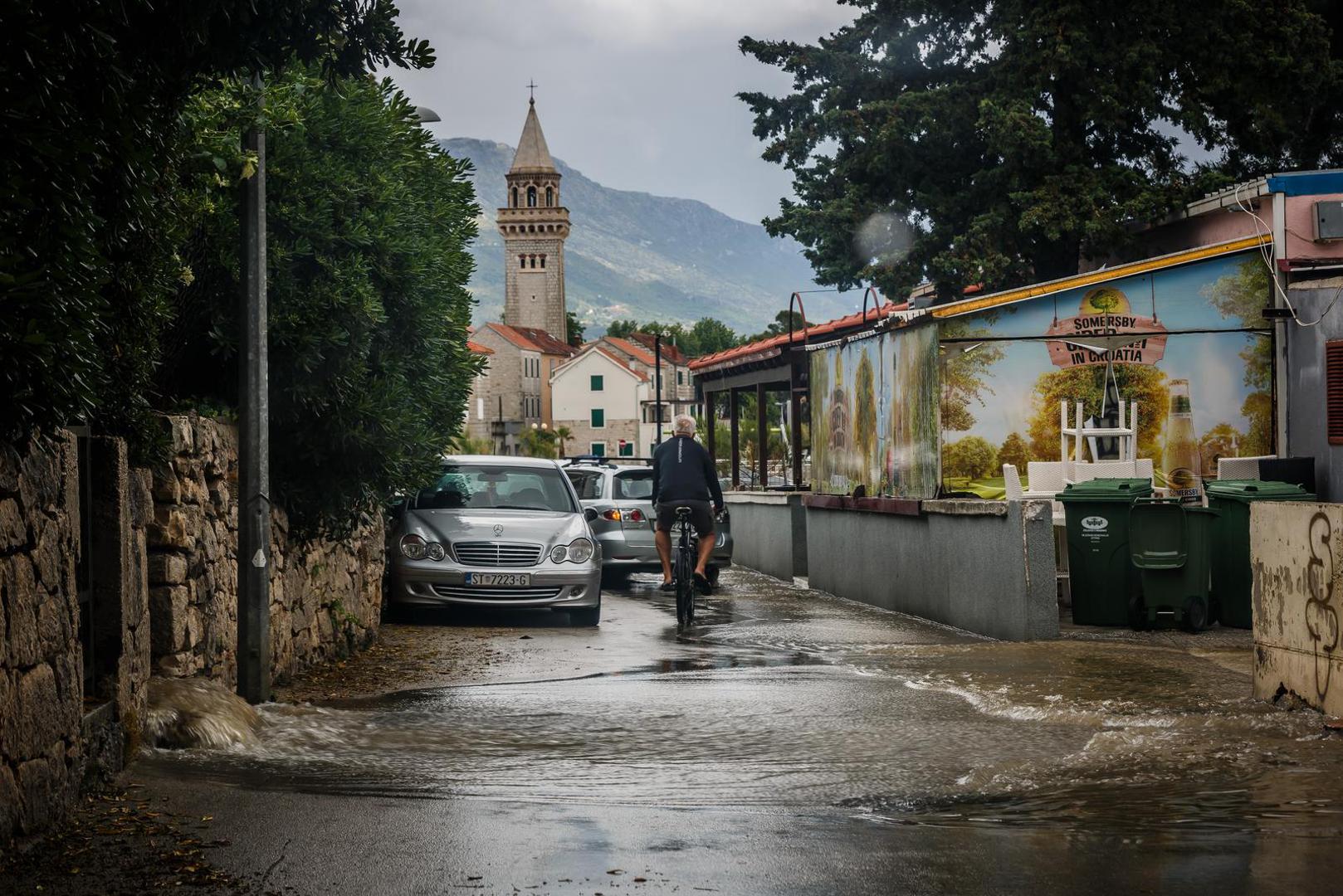 30.05.2022., Kastela - Tijekom jutra sire trogirsko i kastelansko podrucje zahvatilo je olujno nevrijeme s obilnom kisom, te su mnoge kuce i poslovni prostori poplavljeni.

 Photo: Zvonimir Barisin/PIXSELL