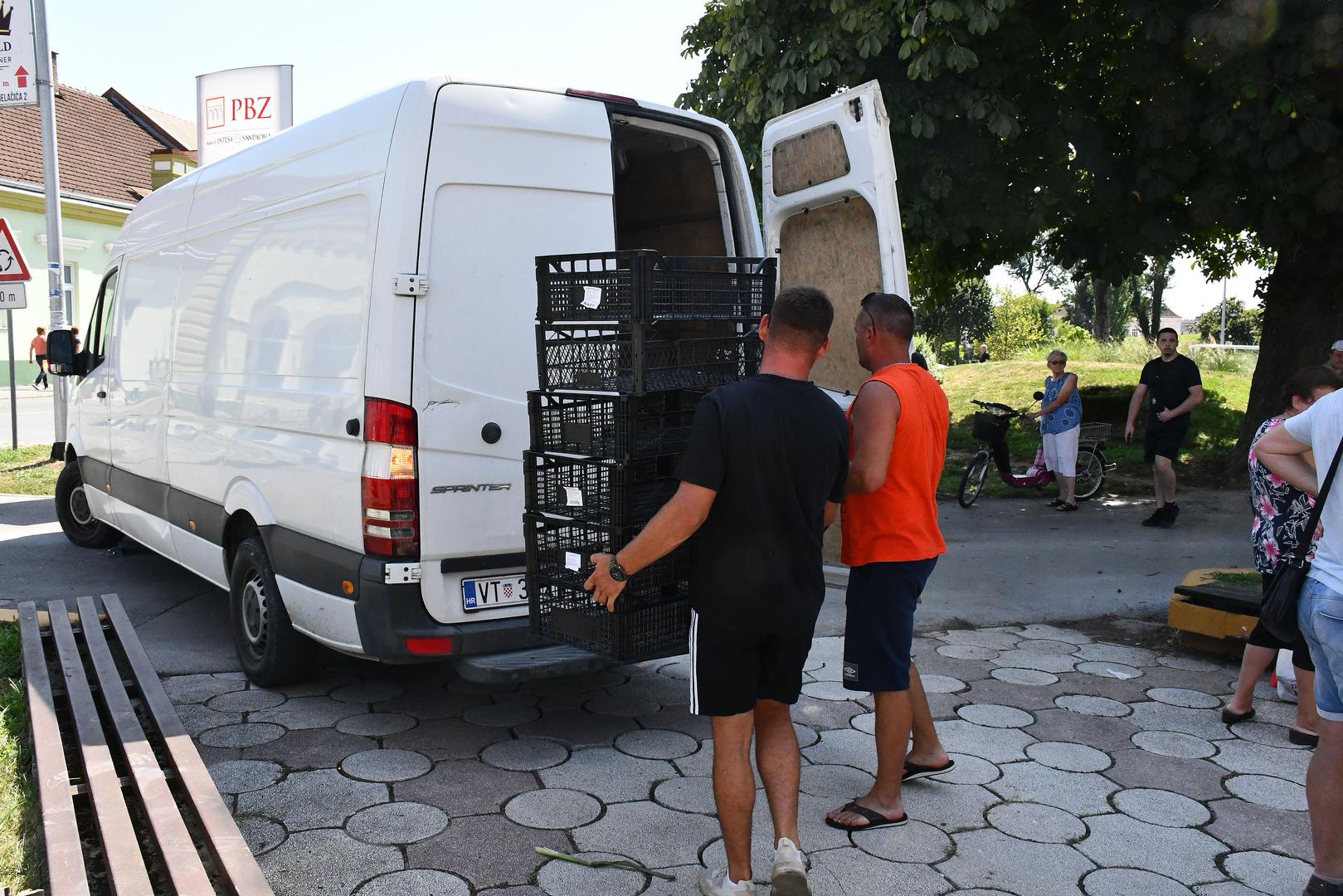 01.08.2024., Virovitica - Podravski povrtlari besplatno su od 14 sati na virovitickom Trgu kralja Tomislava dijelili povrce zainteresiranim gradjanima u znak protesta zbog nerjesavanja problema s nelojalnom konkurencijom, odnosno privilegiranja uvoznog povrca na trzistu. Photo: Ivica Galovic/PIXSELL