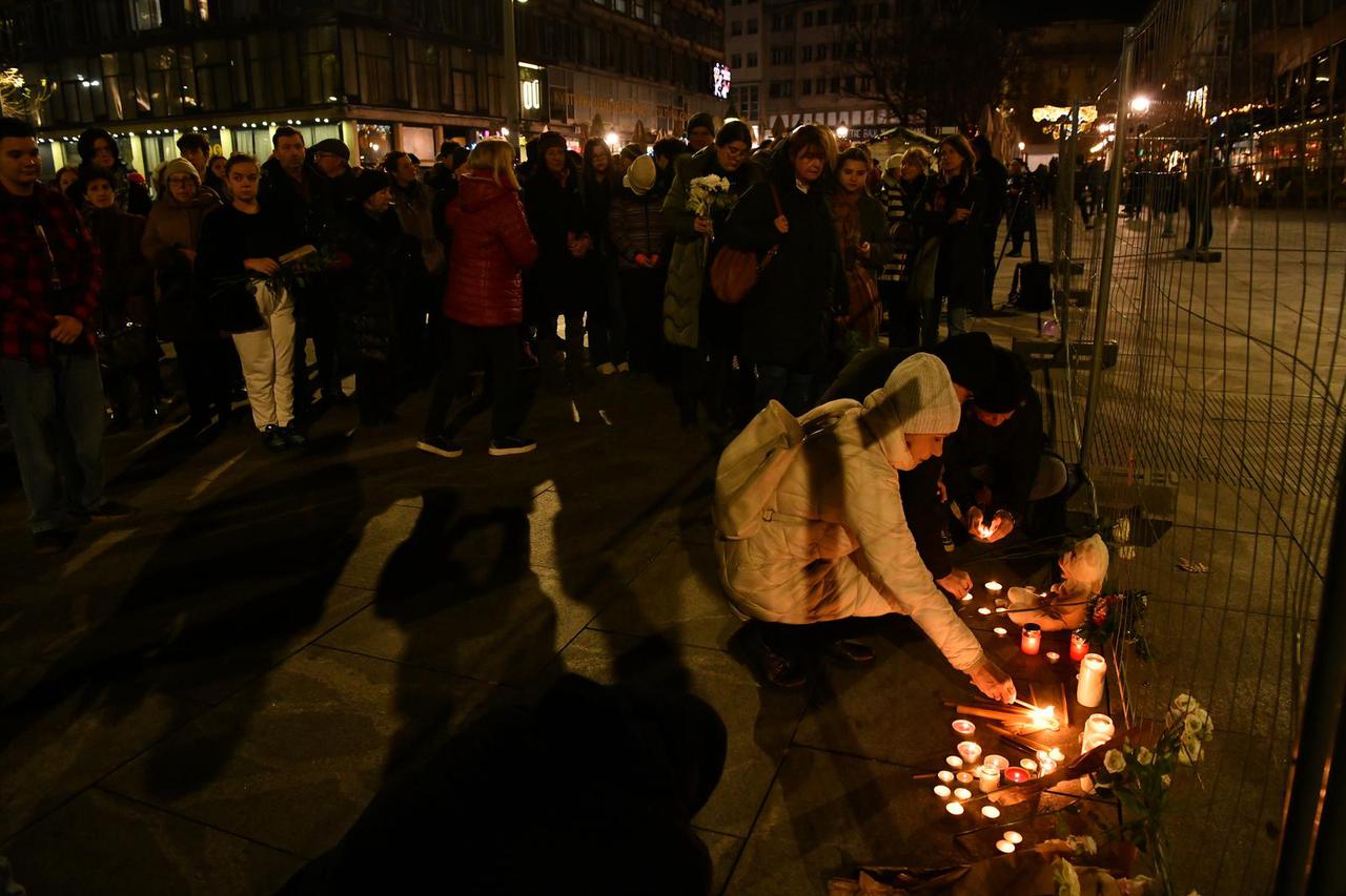 Beograd: Građani se okupljaju na Trgu republike i pale svijeće kao znak podrške i solidarnosti obitelji ubijenog djeteta u OŠ Prečko i ozlijeđenima u napadu