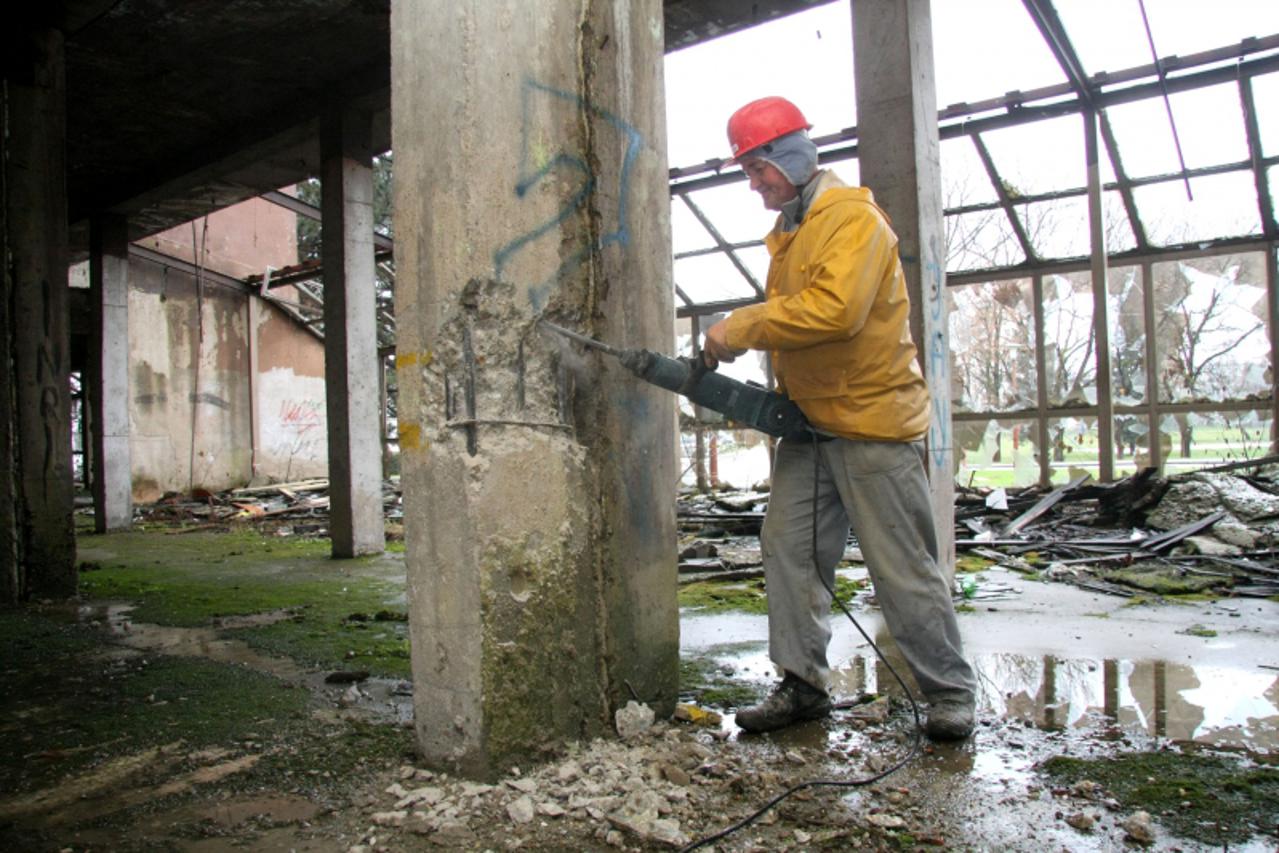 '20.01.2011. karlovac - Razruseni i unisteni Hotel Korana godinama ceka vlasnika i uredenje. Radnici tvrtke AbGradnja busili nosive zidove kako bi se izmjerila statika hotela Korana. Photo: Kristina S