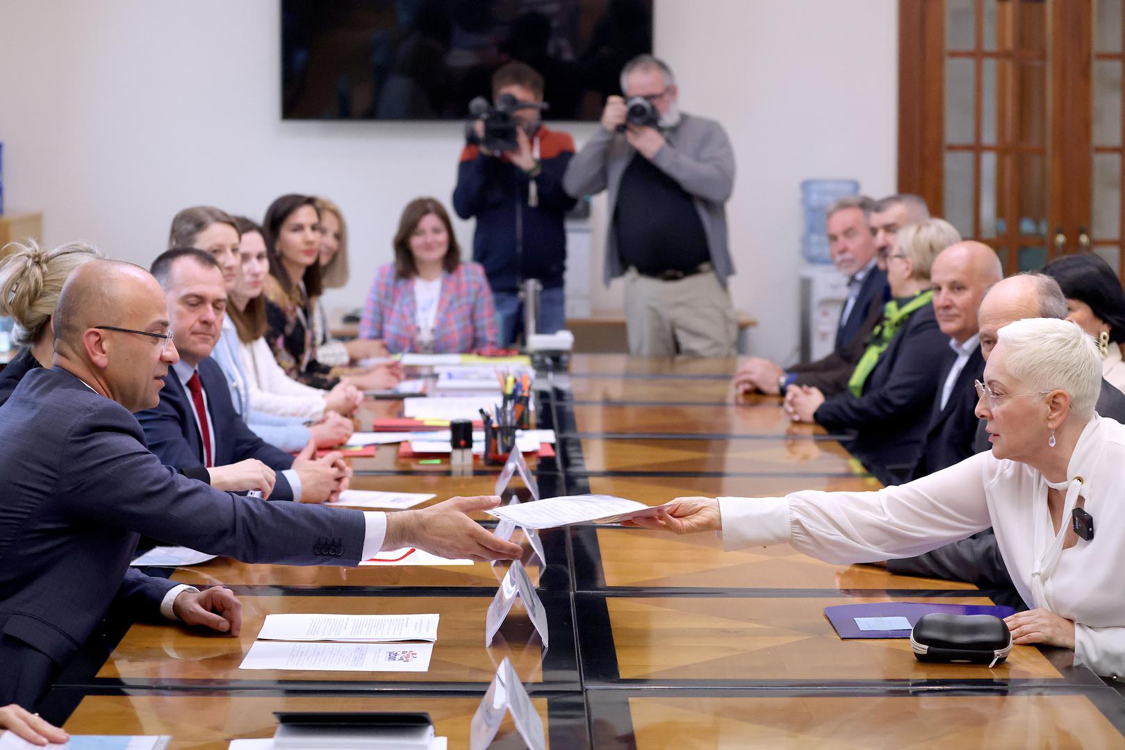 23.04.2024., Zagreb - Hrvatska stranka umirovljenika predala je kandidacijsku listu za Europski parlament Drzavnom izbornom povjerenstvu u Hrvatskom saboru.

 Photo: Patrik Macek/PIXSELL