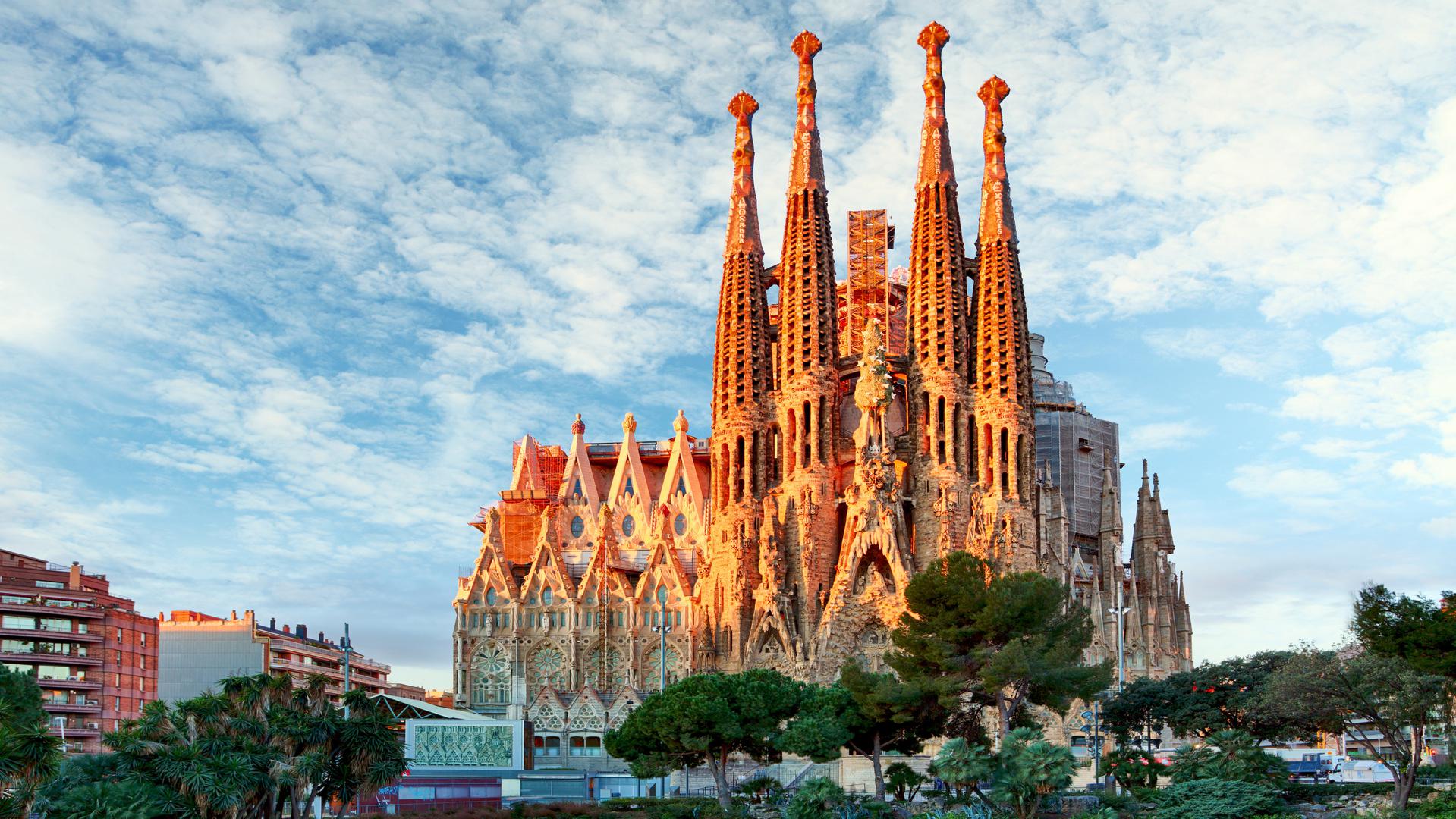 9. Sagrada Familia: Smještena u srcu Barcelone, Sagrada Familia je zadivljujući prizor za vidjeti. Katedralu je projektirao Antoni Gaudi, a gradnja je započela 1882. Od 2022. katedrala je još uvijek u izgradnji, a dovršetak se očekuje 2026. Više od 2,8 milijuna ljudi svake godine posjeti Sagradu Familiju, što joj daje službenu titulu najposjećenijeg gradilišta na svijetu!