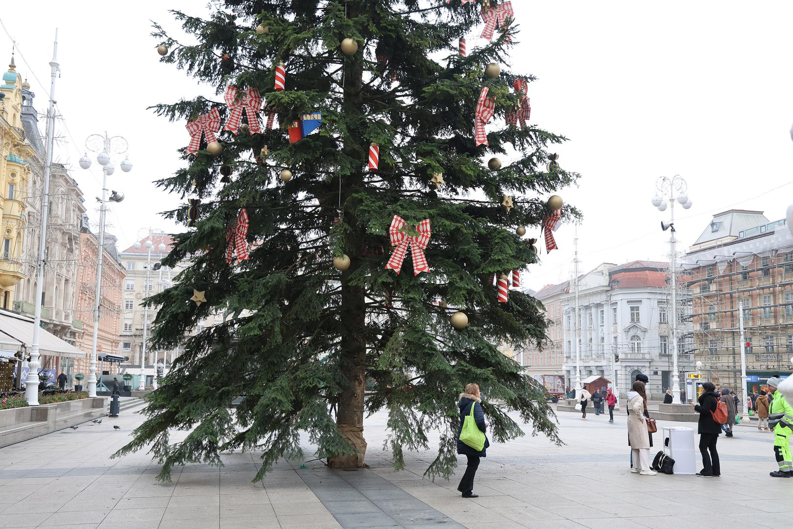 29.11.2024., Zagreb - Na Trgu bana Jelacica zavrseno je ukrasavanje bora, cime su privedene kraju pripreme za Advent u Zagrebu, koji pocinje sutra. Ukrasi na boru su vec nekoliko godina isti i tematski su vezani uz znamenitosti Zagreba. Photo: Patrik Macek/PIXSELL