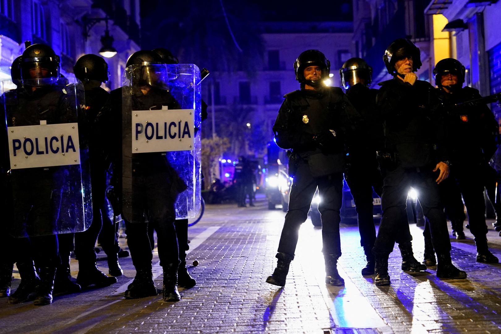 Police officers stand guard as people protest against the management of the emergency response to the deadly floods in eastern Spain, in Valencia, Spain, November 9, 2024. REUTERS/Ana Beltran REFILE - CORRECTING FROM "CIVIL GROUPS AND UNIONS" TO "PEOPLE". Photo: ANA BELTRAN/REUTERS