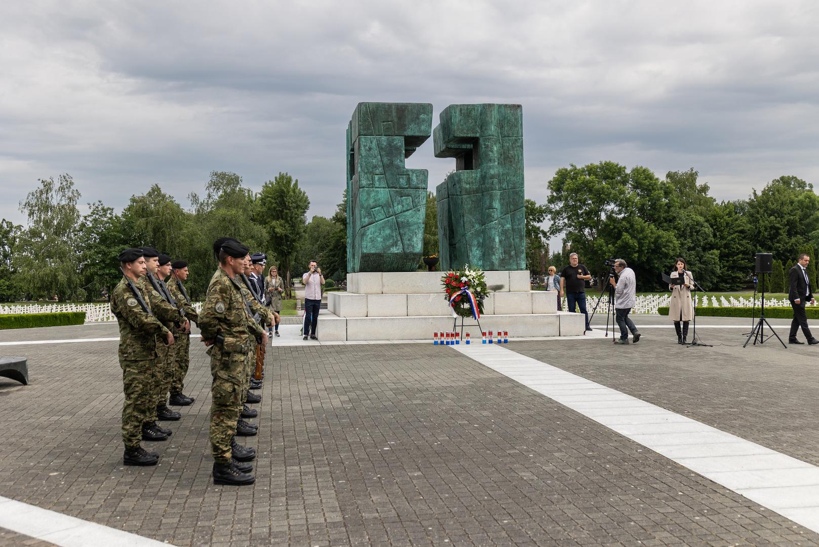 30.05.2022., Vukovar - Odavanje pocasti poginulim, nestalim, ubijenim i umrlim hrvatskim braniteljima na Memorijalnom groblju zrtava iz Domovinskog rata u Vukovaru povodom obiljezavanja Dana drzavnosti. Photo: Davor Javorovic/PIXSELL