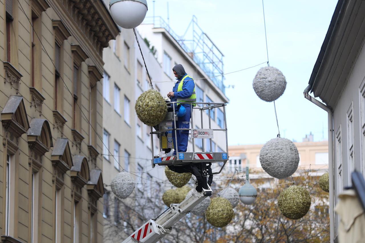 Zagreb: Počelo ukrašavanje Gajeve ulice za nadolazeće praznike 