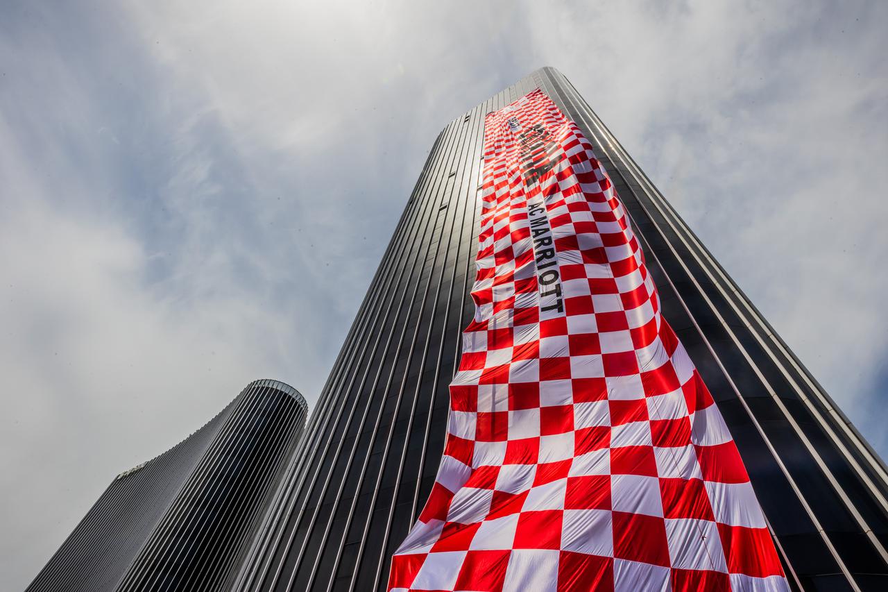 Split: Na Dalmatia Toweru postavljena je hrvatska zastava kao znak podrške hrvatskoj nogometnoj reprezentaciji na Euru 2024